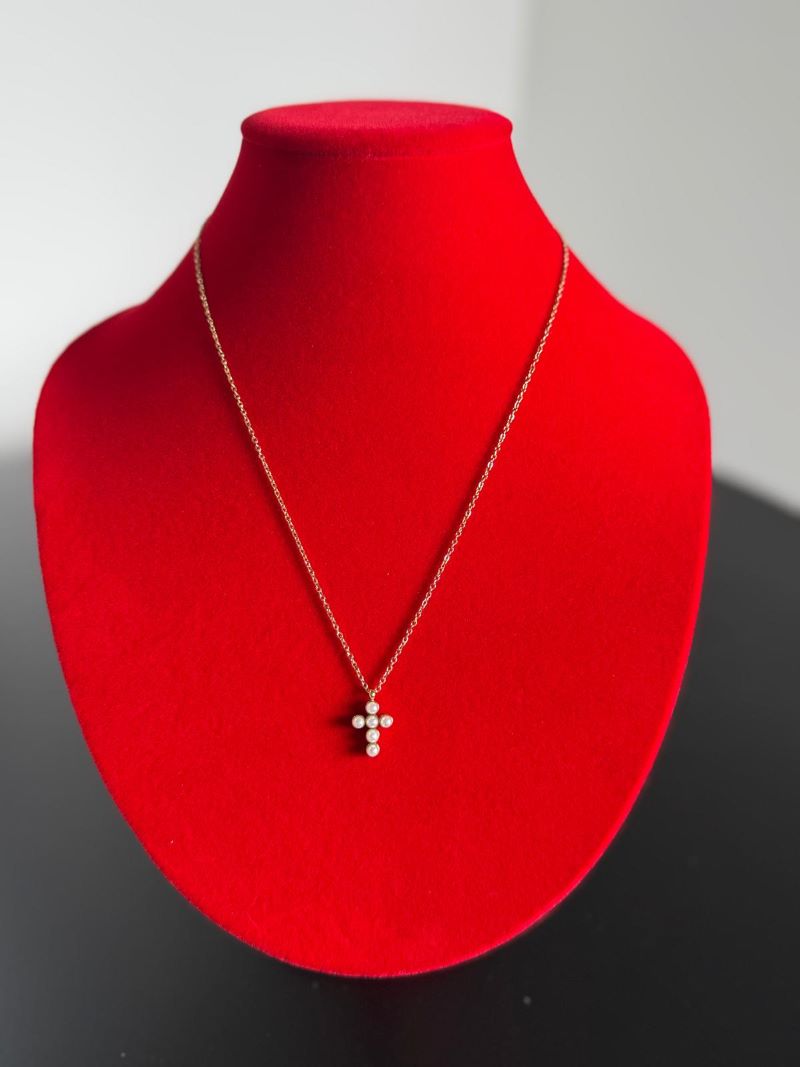 Collana con croce di perle