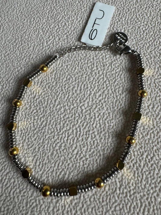 Bracciale argentato morbido con dadi e sfere dorate